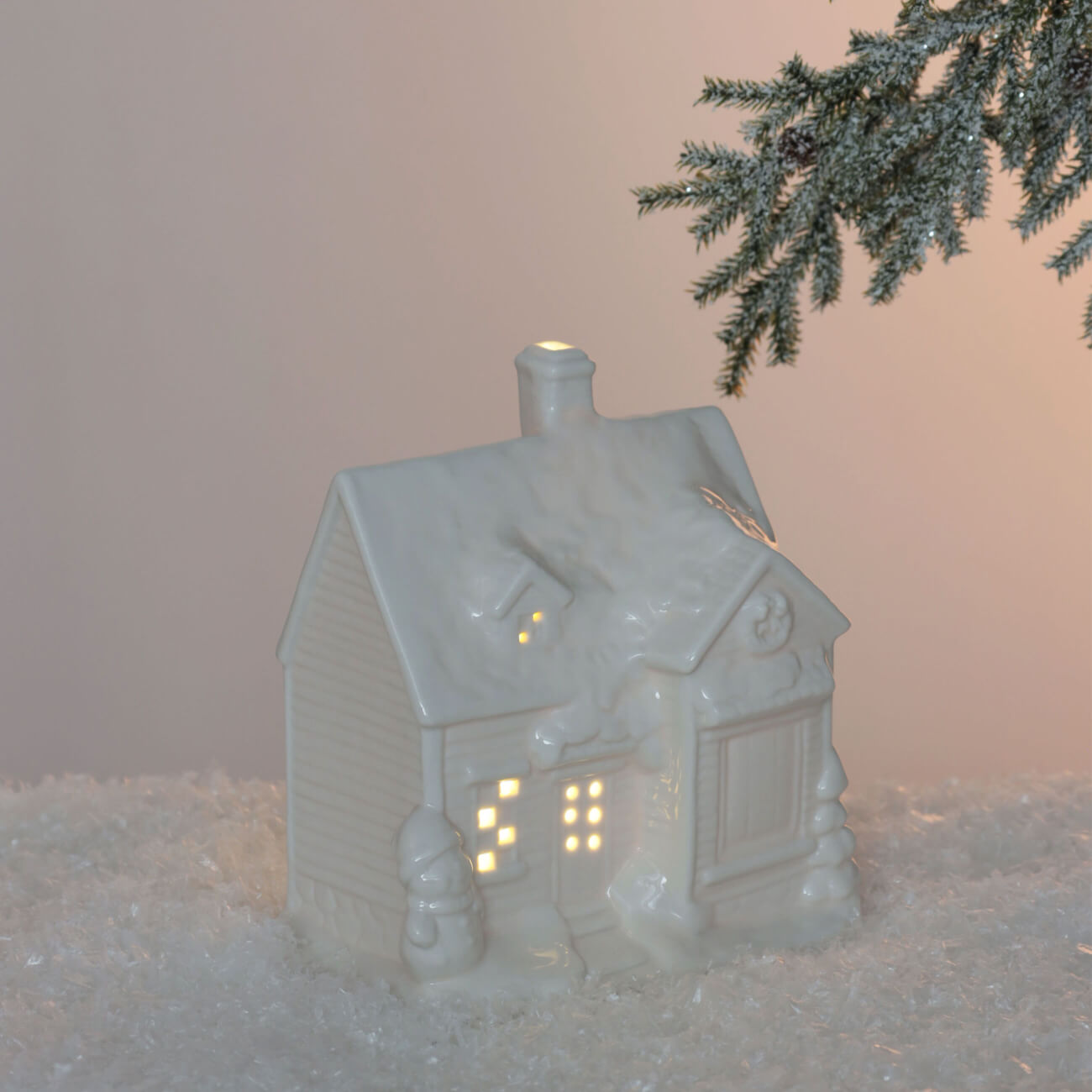 Статуэтка с подсветкой, 16х18 см, фарфор P, молочная, Дом со снеговиком, Frosty sparks
